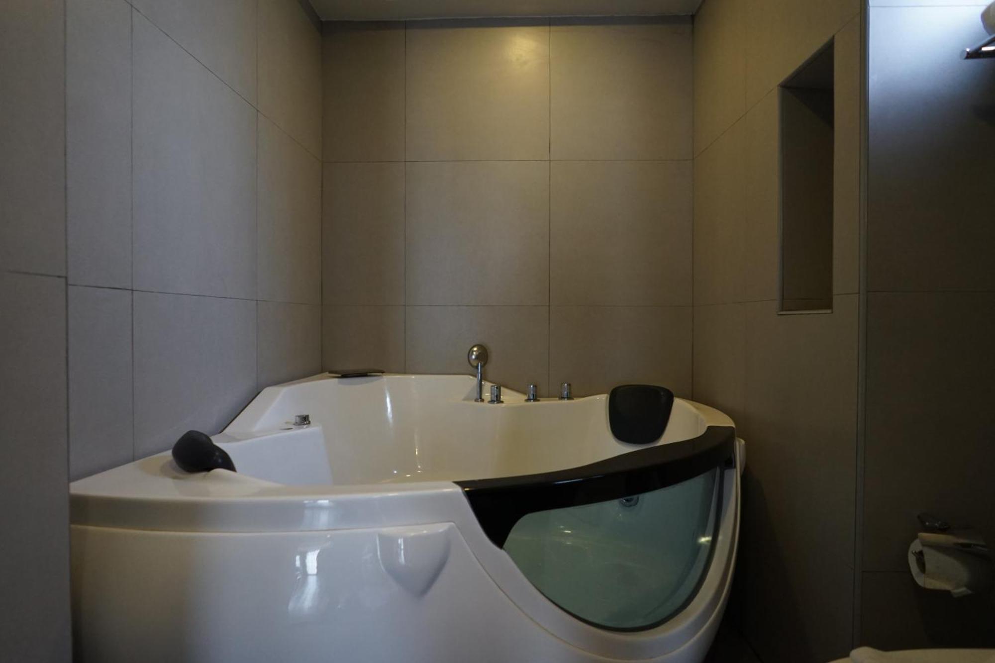 Deluxe Double Room Bath